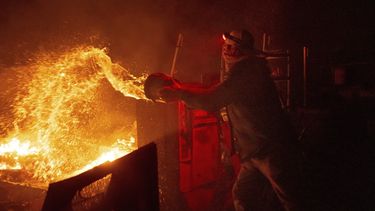 Francis Lopez echa agua sobre las llamas del incendio Highlands Aguanga, California. 30 de octubre de 2023. Un incendio forestal alimentado por los vientos de Santa Ana arrasó el lunes una zona rural al sureste de Los Ángeles y obligó a 4.000 personas a abandonar sus hogares, según las autoridades.&nbsp;
