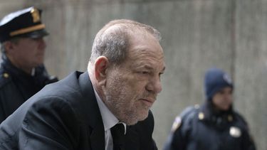 Harvey Weinstein llega a un tribunal en Manhattan para asistir al proceso de selecci&oacute;n de jurados para su juicio por cargos de violaci&oacute;n y abuso sexual, el jueves 16 de enero del 2020 en Nueva York.&nbsp;