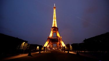 La torre Eiffel iluminada en París.&nbsp;