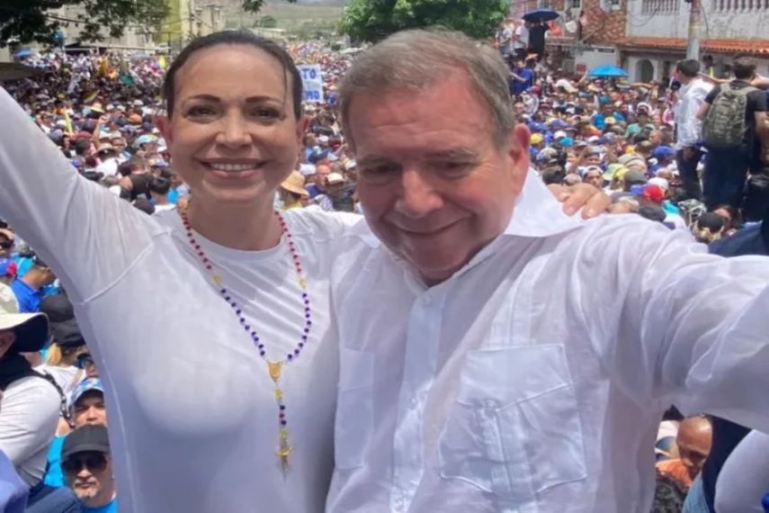 La líder opositora María Corina Machado con el candidato Edmundo González en un acto en La Victoria, estado Aragua, a hora y media de Caracas