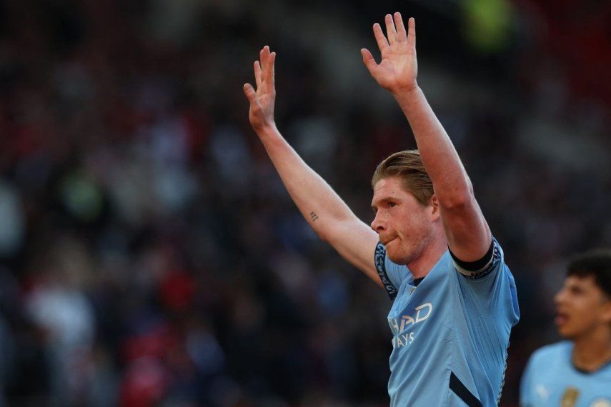 El atacante belga del Manchester City, Kevin De Bruyne, que sería pretendido por el Inter Miami, saluda a los fanáticos tras un choque de la Premier League, el 6 de abril de 2025.