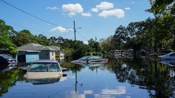 Imagen de una calle inundada con autos sumergidos tras paso de un huracán en&nbsp; Florida.