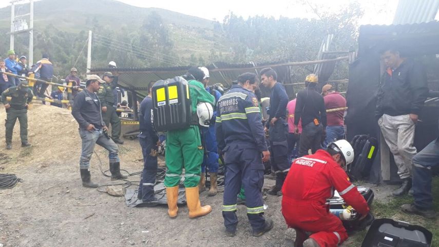 Bomberos colombianos aseguran la zona donde ocurrió la explosión en la mina de carbón del municipio de Corrales, Boyacá.