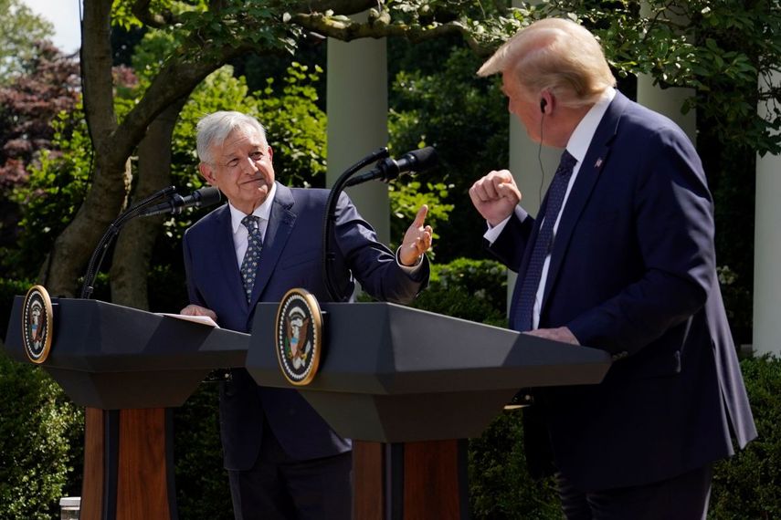 &nbsp;El presidente Donald Trump, a la derecha, y el presidente de México, Andrés Manuel López Obrador, hacen un gesto antes de firmar una declaración conjunta en la Casa Blanca en Washington, el 8 de julio de 2020.