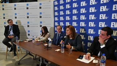 De izquierda a derecha: Los periodistas Leopoldo Castillo y Maybort Petit; el exembajador Diego Arria; la senadora colombiana Paola Holguín, y el senador de Paraguay, Anibal Zapattini.&nbsp;