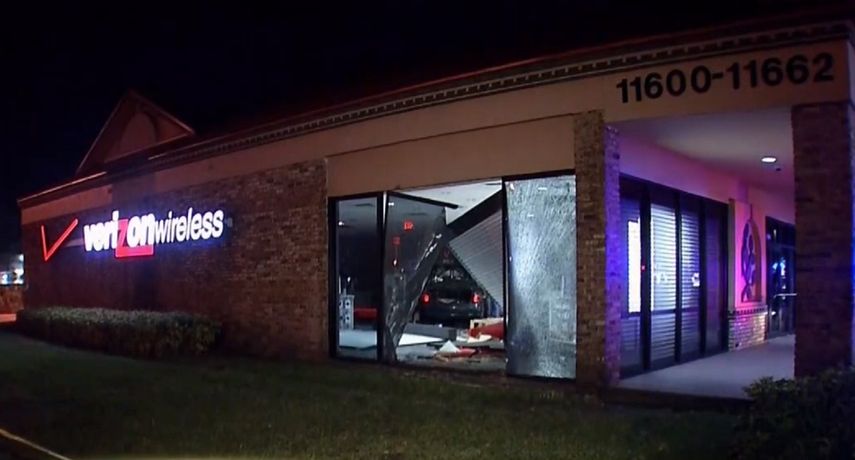 El auto terminó dentro del establecimiento de telefonía celular.&nbsp;