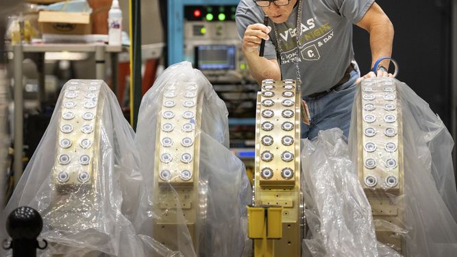 En los Laboratorios Nacionales Sandía, un técnico inspecciona celdas catódicas para agregar voltaje inductivo.