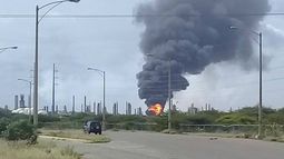Se conoció que aunque el incendio se registró en la linea de precalentamiento de crudo, se seguirá viendo humo hasta que el depositado se consuma todo y que al momento de la explosión no había personal por lo tanto no hay heridos.