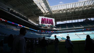 Trabajadores realizan preparativos en el Hard Rock Stadium de Miami, el martes 21 de enero de 2020, de cara al Super Bowl LIV