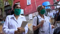 Una doctora y una estudiante de Medicina participan en el pesquisaje casa por casa para detectar posibles casos de COVID-19 en La Habana, Cuba.