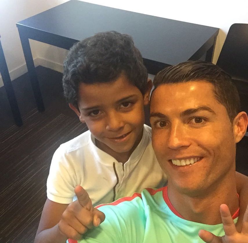 Cristiano Ronaldo junto a su hijo.