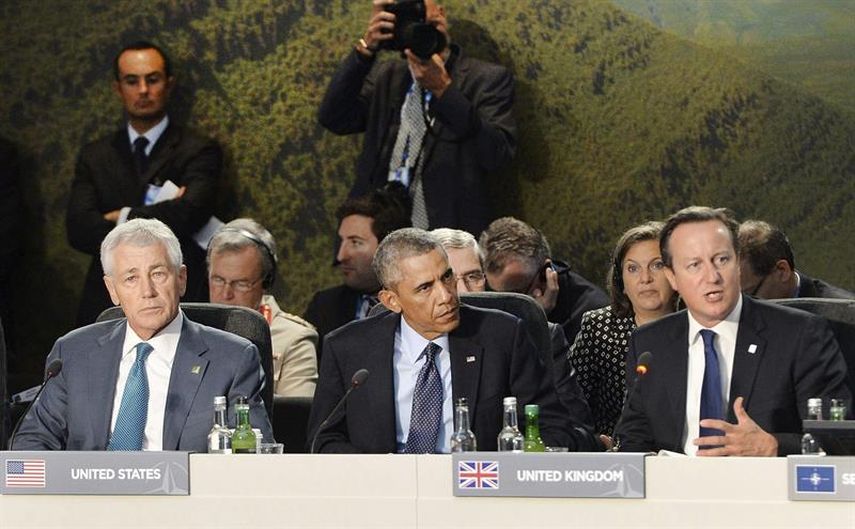 l presidente estadounidense, Barack Obama (C), su secretario de Defensa, Chuck Hagel (i), y el primer ministro británico, David Cameron