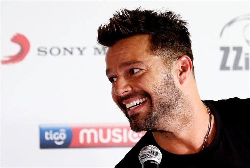 Ricky Martin habla con los medios en Bogotá. (EFE)