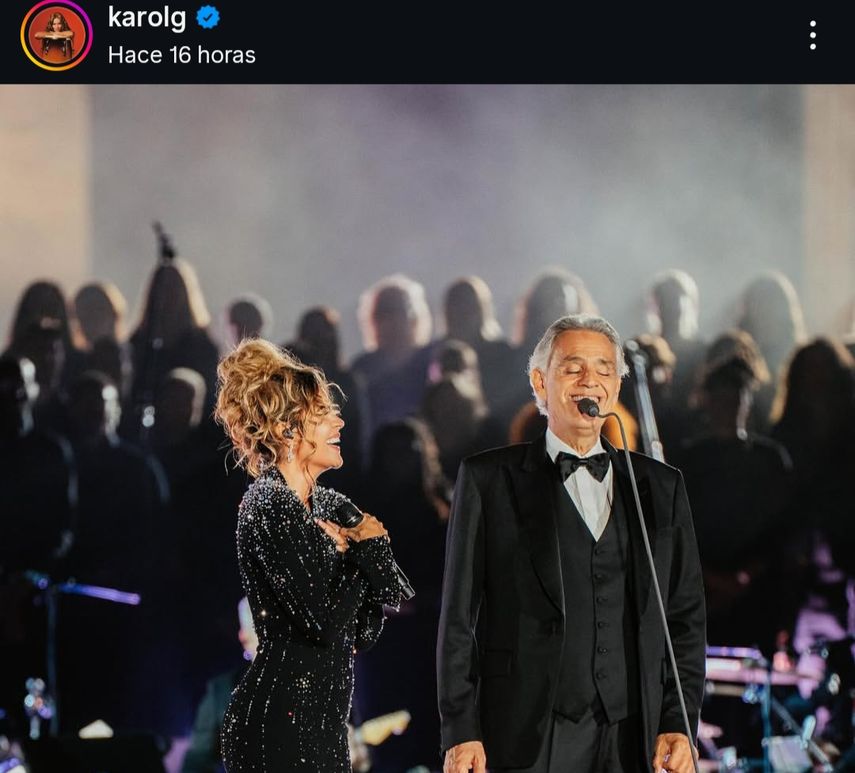 Karol G abrió su participación con Mientras me curo del cora, vistiendo un elegante vestido negro adornado con pedrería