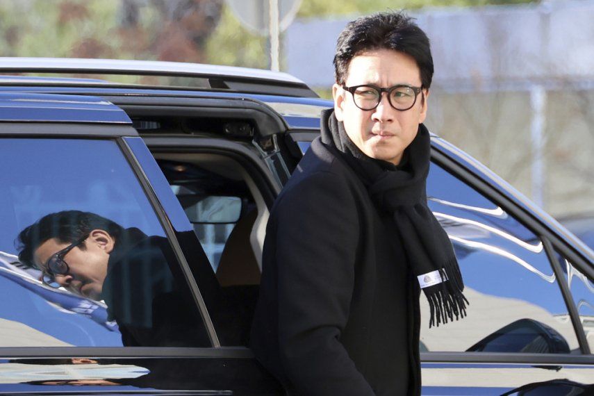 El actor Lee Sun-kyun baja de un auto a su llegada a la sede de la Policía Metropolitana de Incheon, en Incheon, Corea del Sur, el sábado 23 de diciembre de 2023.&nbsp;