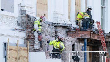 Trabajadores de la construcción demuelen lo que queda del Ala Este de la Casa Blanca junto a la residencia principal mientras continúan las labores de demolición en preparación para construir un nuevo salón de baile para la Casa Blanca en Washington, DC, el 1 de diciembre de 2025.