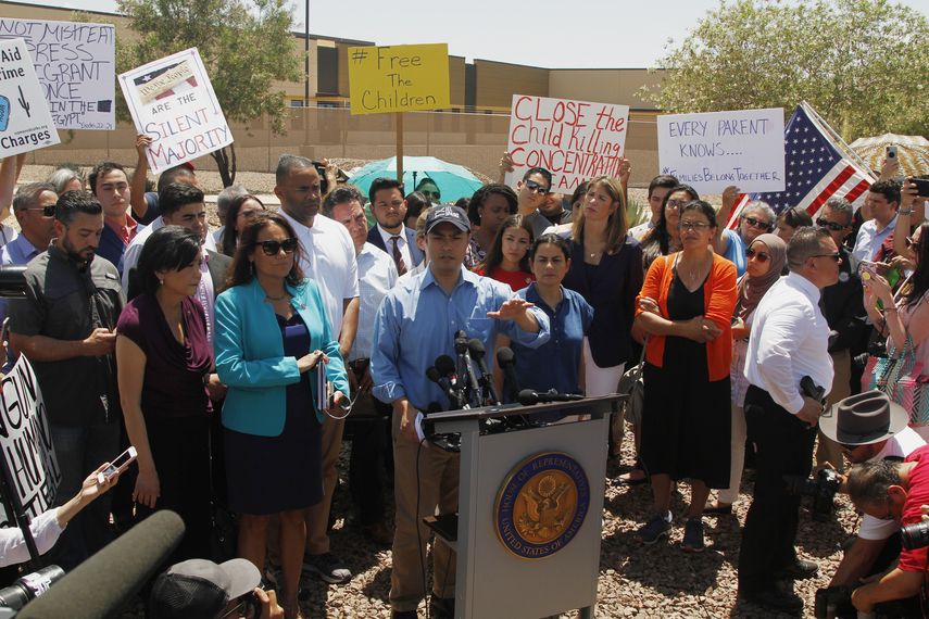 El representante Joaquin Castro junto a miembros de la bancada hispana después de recorrer el interior de la estación de la Patrulla Fronteriza en Clint, Texas, el lunes 1 de julio de 2019.&nbsp;