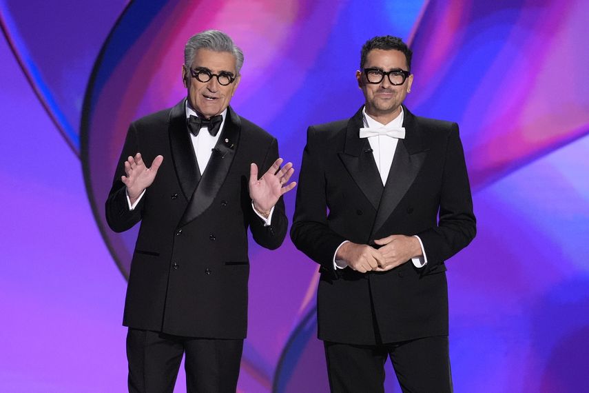 Los anfitriones Eugene Levy, izquierda, y Dan Levy hablan durante la 76 entrega de los premios Emmy el domingo 15 de septiembre de 2024 en el Teatro Peacock de Los Ángeles.