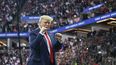 Trump gesticula ante seguidores, durante el mitin en Minneapolis. (ARCHIVO)