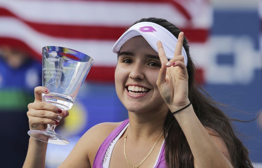 La colombiana Mar&iacute;a Camila Osorio con el trofeo de campeona juvenil del US Open tras vencer a la estadounidense Alexandra Yepinfanova en la final, el domingo 8 de septiembre de 2019, en Nueva York.&nbsp;
