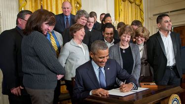 El presidente Barack Obama firma el decreto para que el Departamento de Trabajo reforme las regulaciones sobre el pago de horas extras, en la Casa Blanca, en Washington. (AP Photo/Pablo Martinez Monsivais)