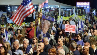 Miles de israelíes ondean banderas de Estados Unidos y un retrato del presidente Donald Trump durante una reunión frente al Museo de Arte de Tel Aviv, conocido como la Plaza de los Rehenes en Tel Aviv, el 11 de octubre de 2025.