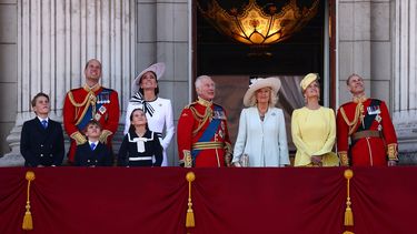 Los príncipes de Gales, William y Kate Middleton, junto a sus hijos, los reyes de Inglaterra, Carlos III y Camila, la duquesa de Edimburgo Sofía y el príncipe Eduardo observan cómo el equipo acrobático de la Real Fuerza Aérea Británica (RAF), las Flechas Rojas, realizan un vuelo sobre el Palacio de Buckingham después de asistir al Desfile del Cumpleaños del Rey Trooping the Colour en Londres el 15 de junio de 2024 Los príncipes de Gales, William y Kate Middleton, junto a sus hijos, los reyes de Inglaterra, Carlos III y Camila, la duquesa de Edimburgo Sofía y el príncipe Eduardo observan cómo el equipo acrobático de la Real Fuerza Aérea Británica (RAF), las Flechas Rojas, realizan un vuelo sobre el Palacio de Buckingham después de asistir al Desfile del Cumpleaños del Rey Trooping the Colour en Londres el 15 de junio de 2024