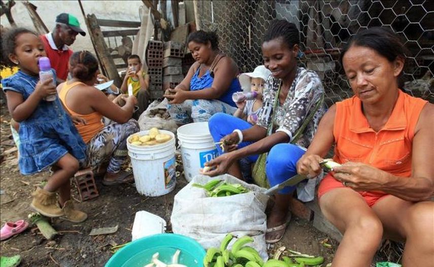 Imagen de archivo en la que se aprecia a colombianas deportadas de Venezuela preparando alimentos en el sector La Parada, cerca de Cúcuta. (EFE / Archivo)