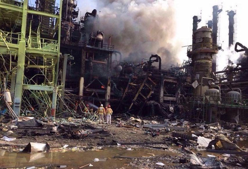 Autoridades de Pemex evalúan los daños tras la explosión. (TWITTER/@lajornadaonline)
