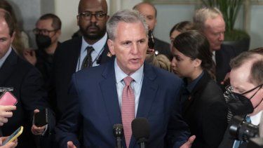 El líder republicano de la Cámara, Kevin McCarthy, habla con los medios después de una reunión con republicanos a puertas cerradas.