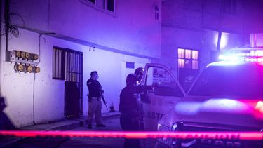 Investigadores y personal forense trabajan en la escena del crimen donde fueron encontrados los restos del alcalde de Chilpancingo, Alejandro Arcos, del Partido Revolucionario Institucional (PRI), en Chilpancingo, estado de Guerrero, el 6 de octubre de 2024.