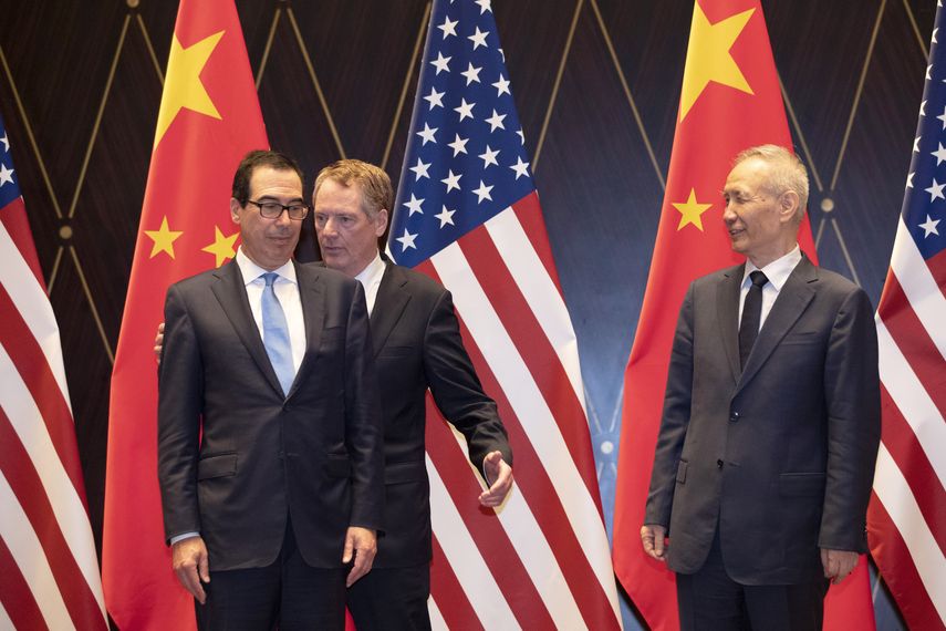 El representante comercial estadounidense Robert Lighthizer, al centro, intercambia posición con el secretario del Tesoro Steven Mnuchin, mientras a la derecha se encuentra el vicepresidente chino Liu He looks, en el Centro de Conferencias Xijiao, en Shanghai, el 31 de julio de 2019.&nbsp;