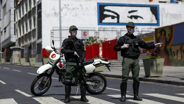 Miembros de la Fuerza Armada Nacional del régimen de Nicolás Maduro custodian las calles en Caracas, Venezuela, en medio de la crisis desatada por el coronavirus.