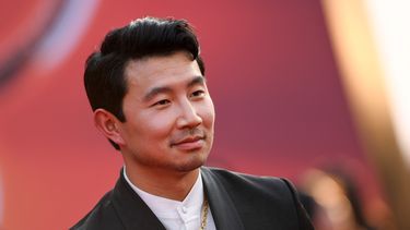 En esta foto de archivo tomada el 16 de agosto de 2021, el actor canadiense Simu Liu llega al estreno mundial de Shang-Chi y la leyenda de los diez anillos de Marvel en el teatro El Capitán en Hollywood, California.&nbsp;