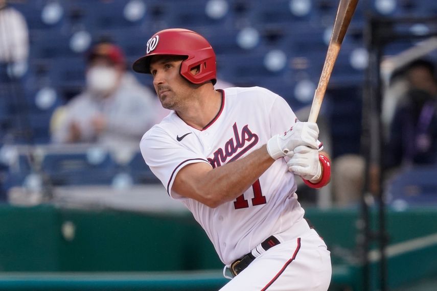 Ryan Zimmerman, de los Nacionales de Washington, conecta un sencillo en la octava entrada en el juego de opening day en contra de los Bravos de Atlanta en Nationals Park, el martes 6 de abril de 2021, en Washington. El veterano toletero anunció su retiro el martes 15 de febrero de 2022