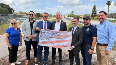 El congresista Mario Díaz Balart entrega un cheque por $6 millones, al secretario del Departamento de Transporte de Florida (FDOT) para el Distrito 6, Daniel Iglesias, junto a&nbsp;Josh Dieguez, alcalde de Miami Lakes, René García, comisionado condal, y otros funcionarios locales.&nbsp;