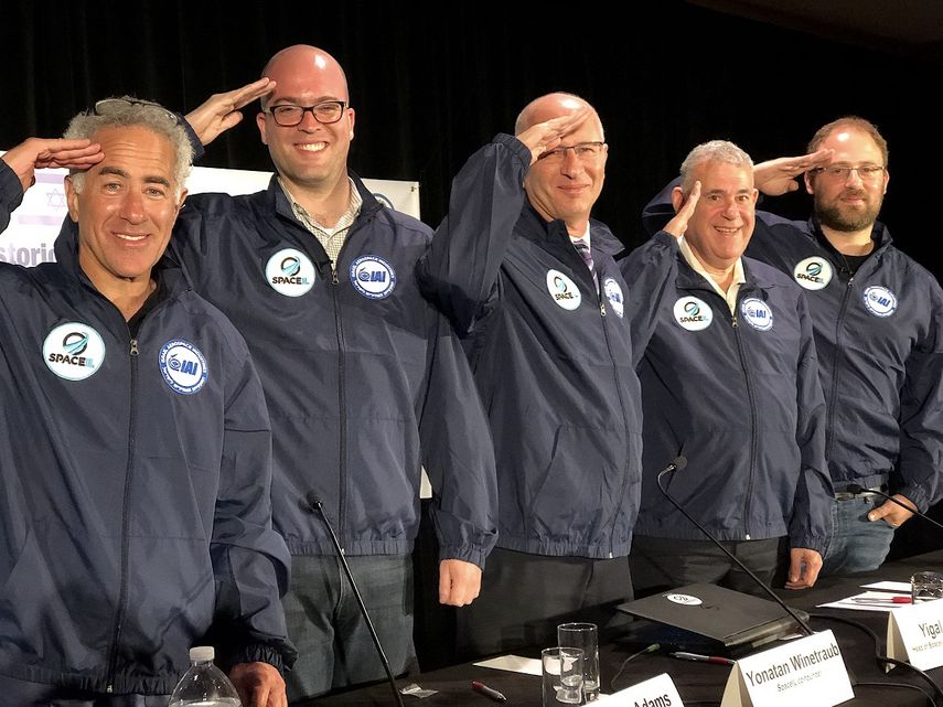 Fotografía cedida por SpaceIL donde aparecen (i-d) el cofundador de SpaceIL, Kfir Damari; el vicepresidente ejecutivo y gerente general del grupo de Sistemas de Misiles y Espacio Israel Aerospace Industries, Boaz Levy; el jefe del programa de naves espaciales de SpaceIL, Yigal Harel; el cofundador de SpaceIL, Yonatan Winetraub, y el donante de SpaceIL y empresario y filántropo canadiense-israelí, Sylvan Adams,durante una conferencia de prensa celebrada en Orlando, Florida.