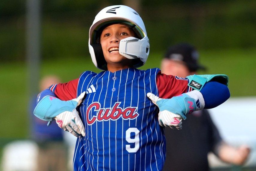 Adrián Fuentes, de Cuba, celebra tras empujar una carrera en la sexta entrada ante República Checa en la Serie Mundial de ligas pequeñas en South Williamsport, Pensilvania, el jueves 15 de agosto del 2024.