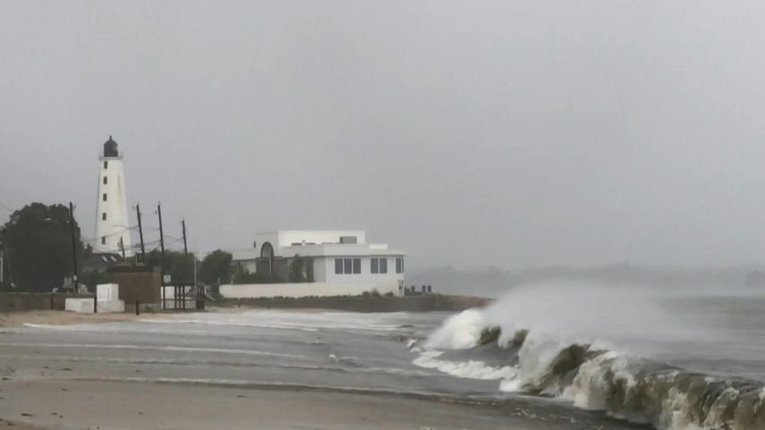 La tormenta tropical Henri&nbsp;tocó tierra este domingo en la costa este de Estados Unidos, informó el servicio meteorológico, mientras fuertes vientos y lluvias hacían que millones de personas en Nueva Inglaterra y Nueva York se prepararan para inundaciones y cortes de electricidad.&nbsp;