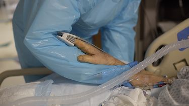 Un paciente es atendido en un hospital de Florida.