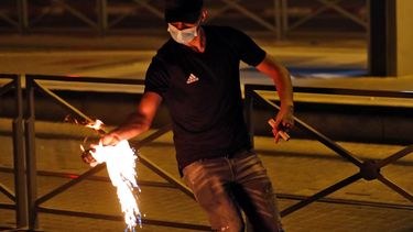 Un manifestante palestino lanza un cóctel molotov durante los enfrentamientos con las fuerzas israelíes en el campamento de Shuafat para refugiados palestinos, vecino al asentamiento israelí de Ramat Shlomo, en el este de Jerusalén anexado por Israel el 14 de mayo de 2021.
