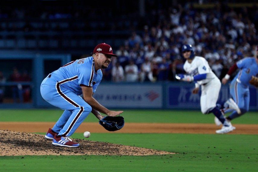 Orion Kerkering #50 de los Filis de Filadelfia no pudo fildear un rodado bateado por Andy Pages #44 de los Dodgers de Los Ángeles durante la undécima entrada del cuarto juego de la Serie Divisional de la Liga Nacional en el Dodger Stadium el 9 de octubre de 2025 en Los Ángeles, California.