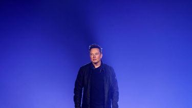El director general de Tesla, Elon Musk, presenta la Cybertruck en el estudio de diseño de la empresa en Hawthorne, California, el 21 de noviembre de 2019.&nbsp;