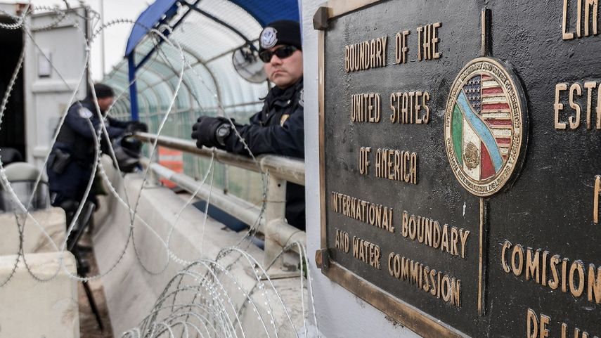 Agentes fronterizos de Estados Unidos vigilan la frontera con México.