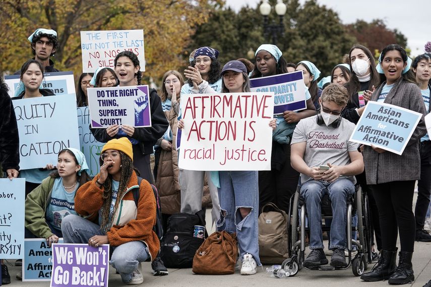 Un grupo de personas protestan contra la injusticia racial frente a la Corte Suprema en Washington, el 31 de octubre de 2022.&nbsp;