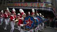 Juerguistas recorren la avenida de las Américas frente al Radio City Music Hall durante el Desfile de Macys del Día de Acción de Gracias, el 28 de noviembre de 2019 en Nueva York.