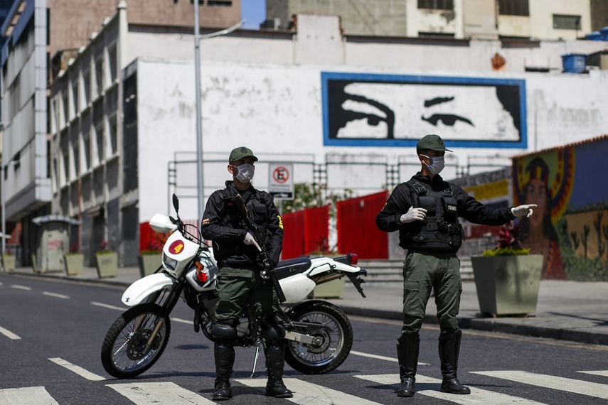 Miembros de la Fuerza Armada Nacional del régimen de Nicolás Maduro custodian las calles en Caracas, Venezuela, en medio de la crisis desatada por el coronavirus.