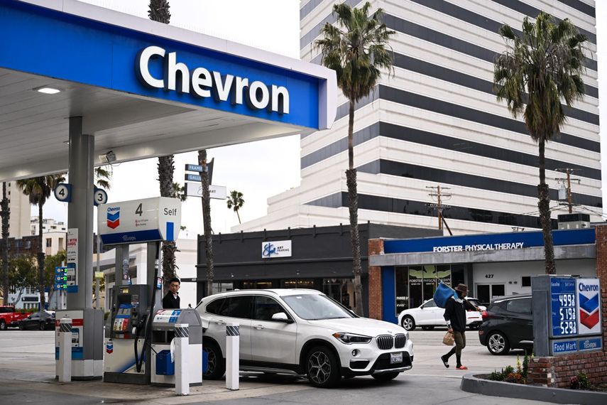 Una gasolinera propiedad de Chevron en Santa Monica, California.