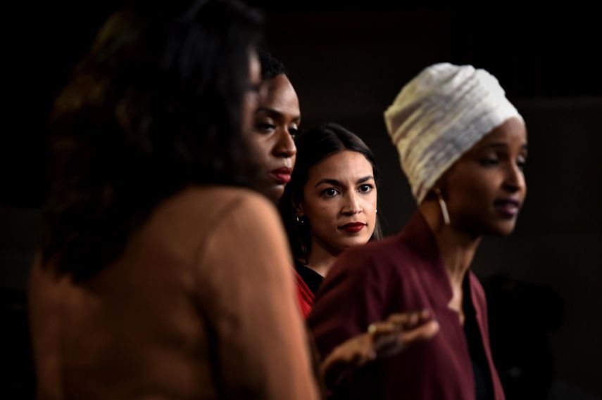 Ayanna Pressley (2da izq.), Ilhan Omar (der.), Alexandria Ocasio-Cortez (2da der.), y Rashida Tlaib. Las cuatro legisladoras demócratas&nbsp;que integran la Escuadra.