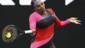 La tenista estadounidense Serena Williams devuelve una pelota a la rumana Simona Halep en su partido de cuartos de final en el Abierto de Australia en Melburne, Australia, el martes 16 de febrero de 2021. La tenista estadounidense Serena Williams devuelve una pelota a la rumana Simona Halep en su partido de cuartos de final en el Abierto de Australia en Melburne, Australia, el martes 16 de febrero de 2021.